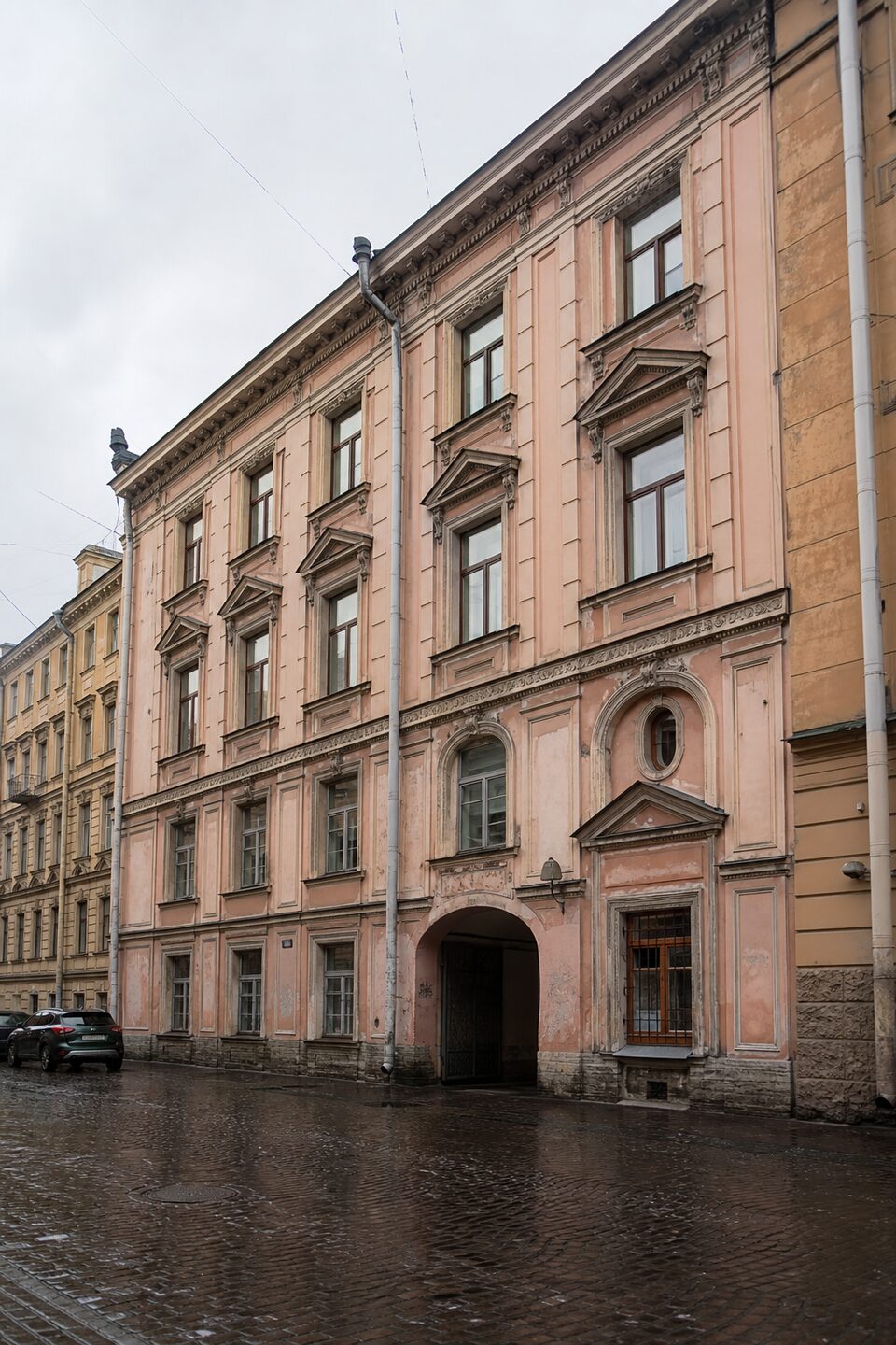 Пример дома старого фонда в Санкт-Петербурге